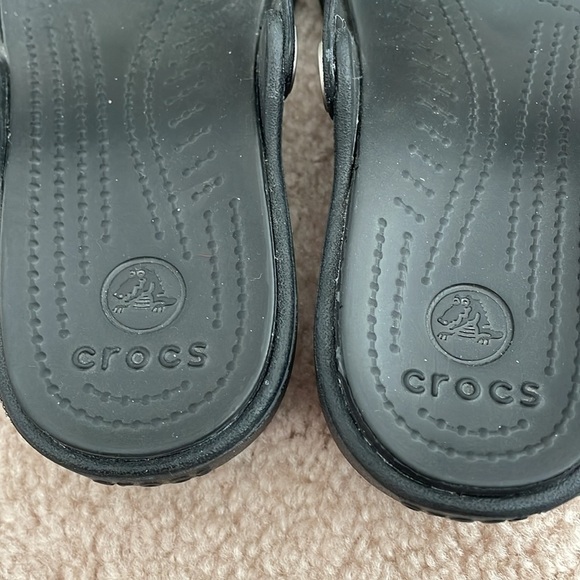 Crocs Women's Sanrah O-Ring Wedge Flip Black & Silver Thong Sandals size 6 - Picture 3 of 6